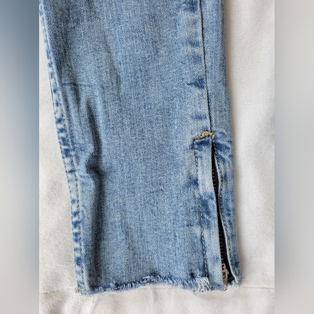 Zara light wash raw hem zipper ankle distressed skinny jeans 2 - Picture 8 of 14